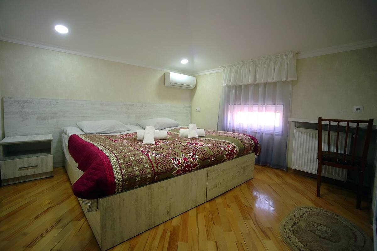 Habitació amb dos llits individuals Comfort | Espai de treball apte per a portàtils i planxa i posts de planxar