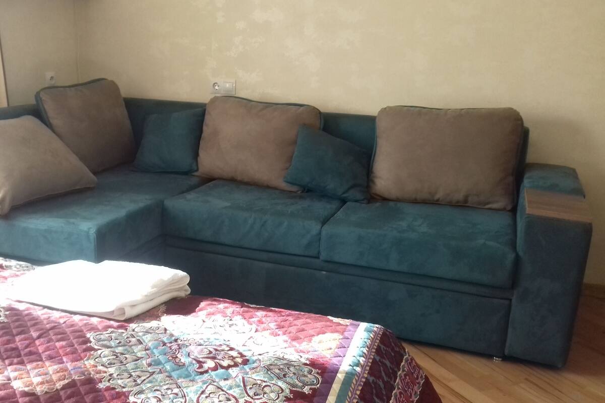 Habitació triple Comfort, vistes al pati | Espai de treball apte per a portàtils i planxa i posts de planxar
