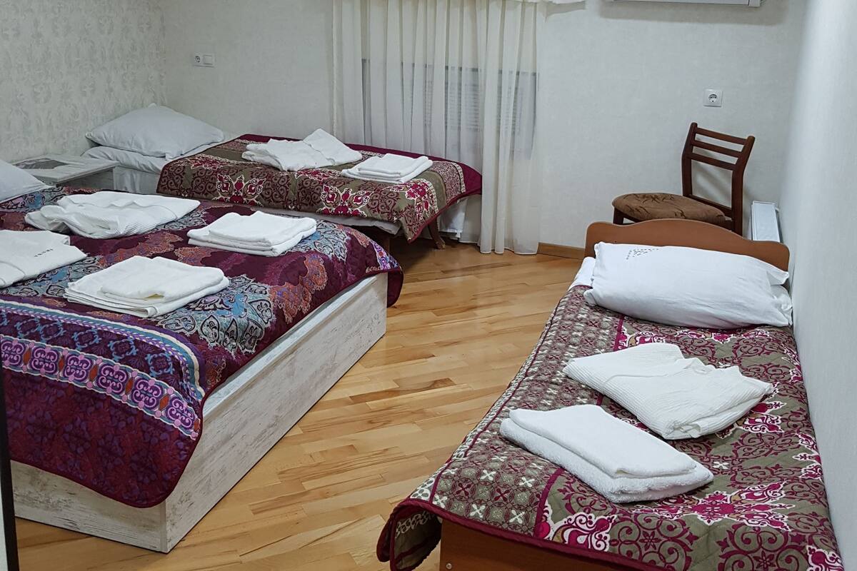 Habitació quàdruple Comfort | Espai de treball apte per a portàtils i planxa i posts de planxar