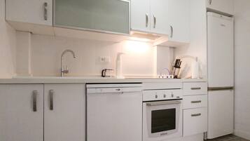 Een koelkast, een kookplaat, een vaatwasser