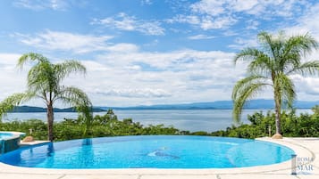 Biệt thự Cao cấp | Phòng tắm | Buồng tắm vòi sen, đồ dùng nhà tắm miễn phí, khăn tắm, xà phòng