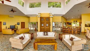 Luxury Villa | Private kitchen | Fridge, microwave, oven, cookware/dishes/utensils
