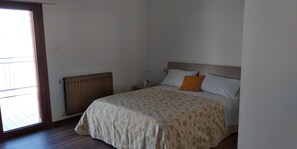 2 室のベッドルーム、アイロン / アイロン台、WiFi (無料)、ベッドシーツ