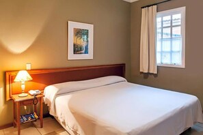 Minibar, sistema de insonorización, wifi gratis y ropa de cama