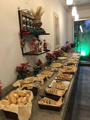 Café da manhã com buffet grátis todos os dias