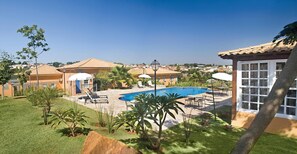 Outdoor pool, pool umbrellas, sun loungers - Vila Real Hotel (Poços de Caldas)