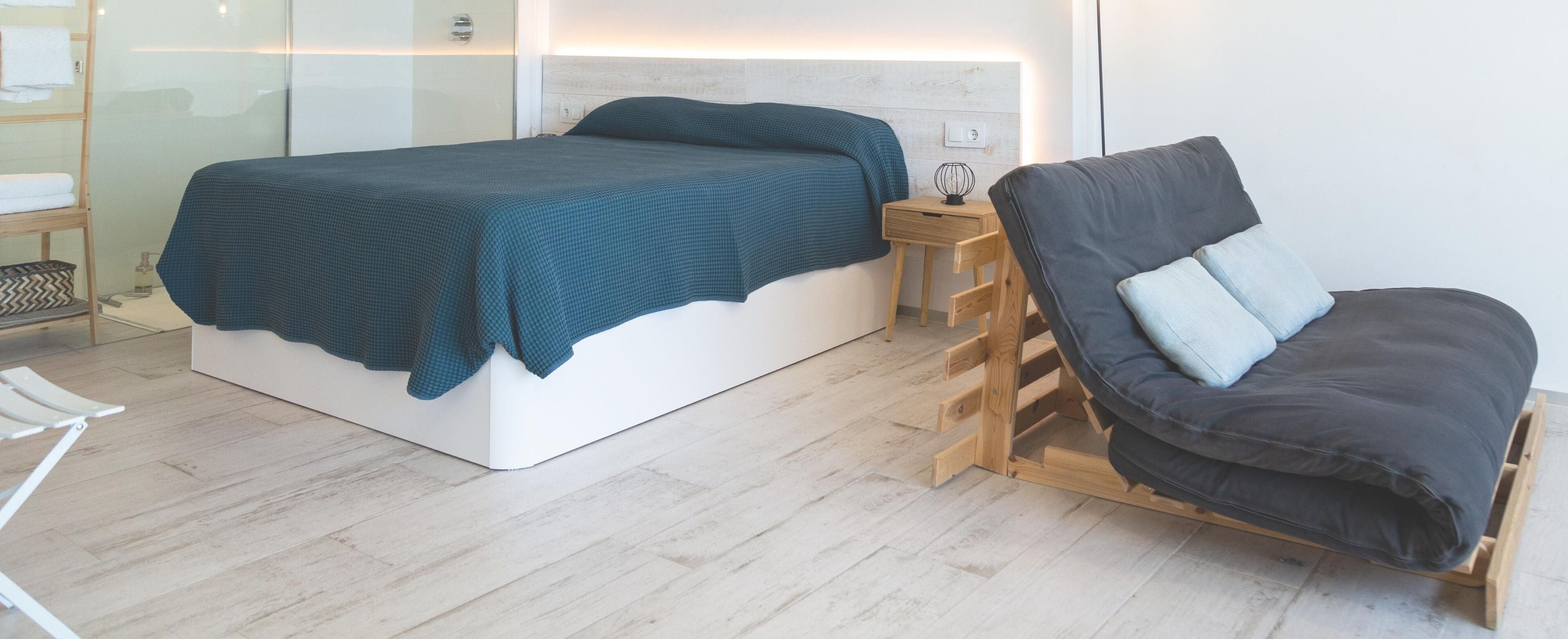 Panorama studio, 1 queensize bed met slaapbank, uitzicht op haven, uitzicht op zee (n. 1) | Bedden met traagschuimmatras, individueel gedecoreerd