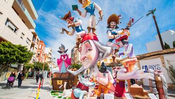 Een straatbeeld met een groot, kleurrijk beeld van verschillende figuren.