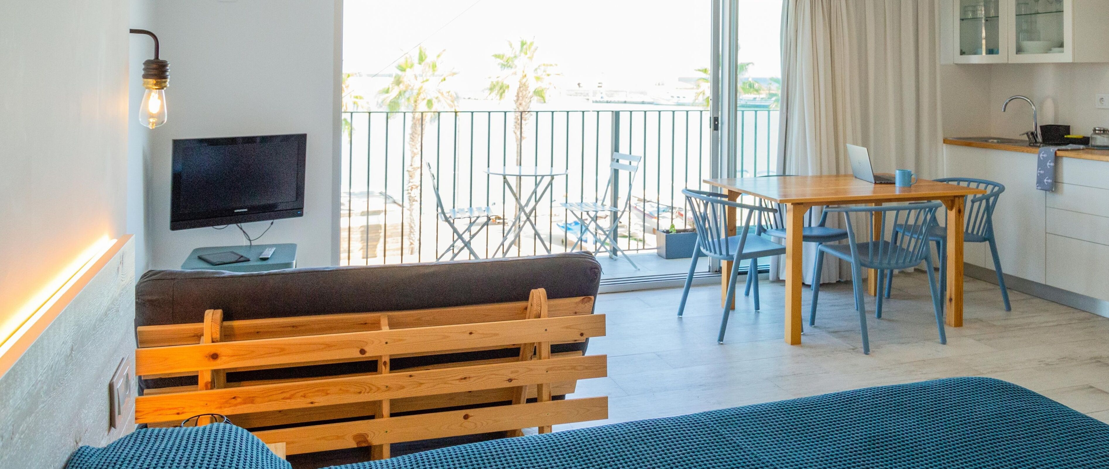 記憶床墊、獨特裝潢、布置獨特、筆電工作空間