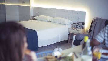Panoraamastudio, 1 keskisuuri parisänky ja vuodesohva, näköala satamaan, meren rannalla (n. 2) | Memory foam -patjalliset sängyt, yksilöllisesti sisustettu