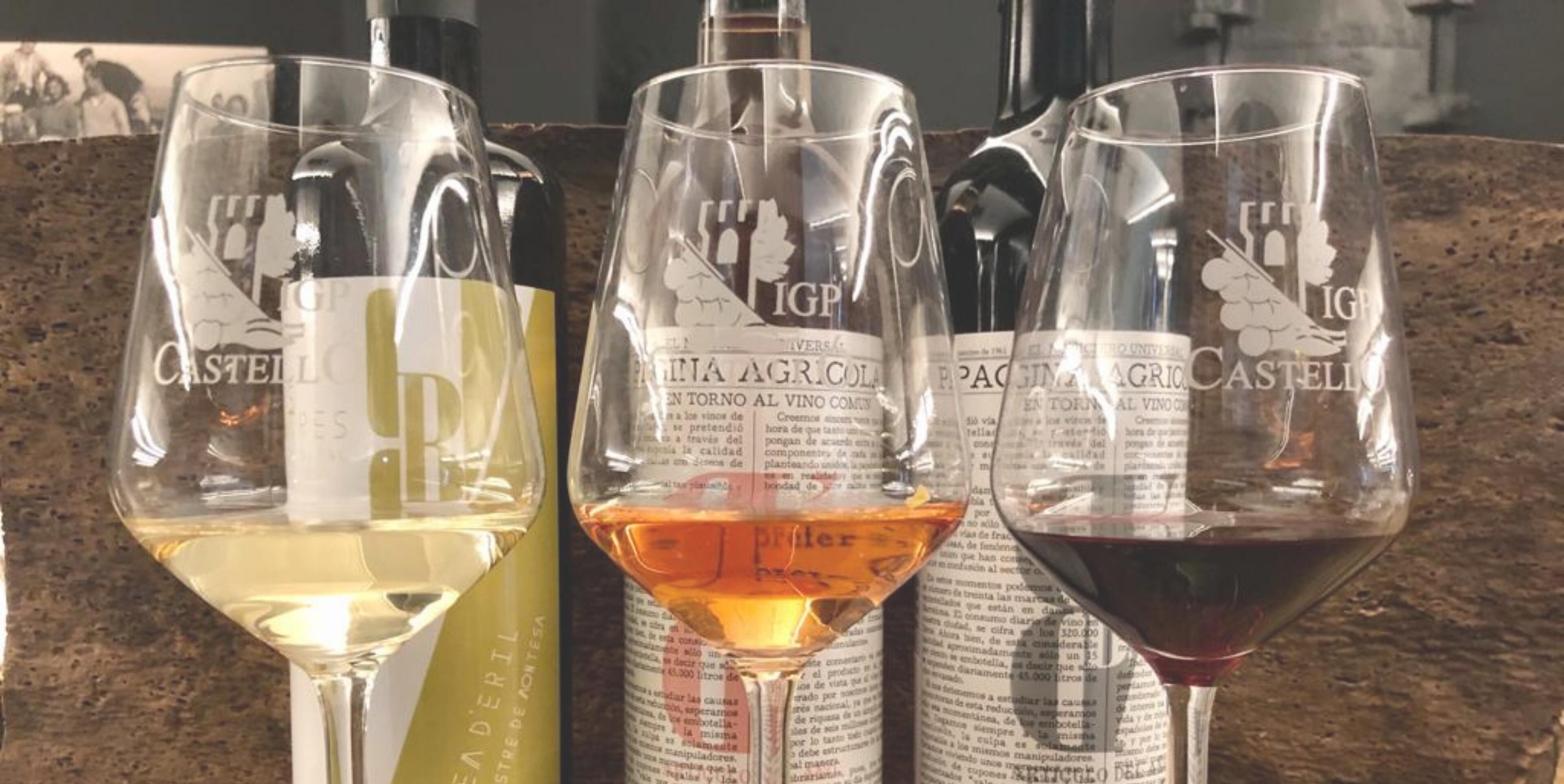 Tre vinglas med vätskor i olika färger, och varje glas är märkt med ”Castello” och ”IGP”.