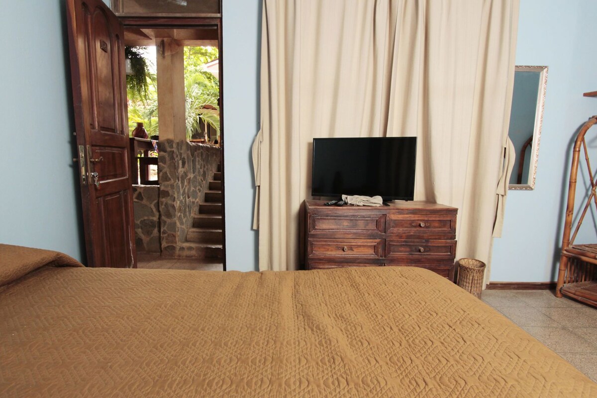WiFi (free), bed sheets