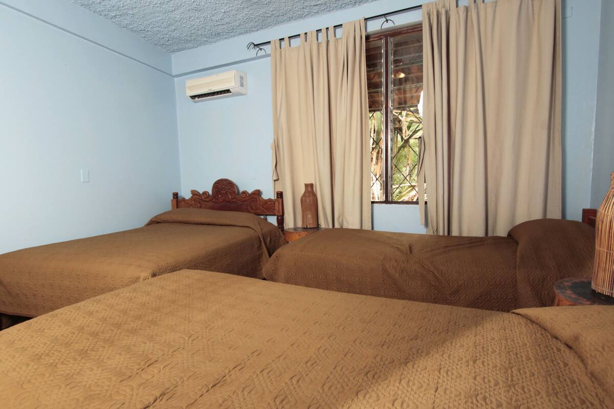 Standard Quadruple Room, Garden View | Wi-fi percuma, cadar katil 