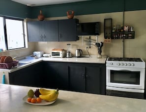 Full-size fridge, microwave, oven, stovetop - Casa Chapu (Guadalajara)