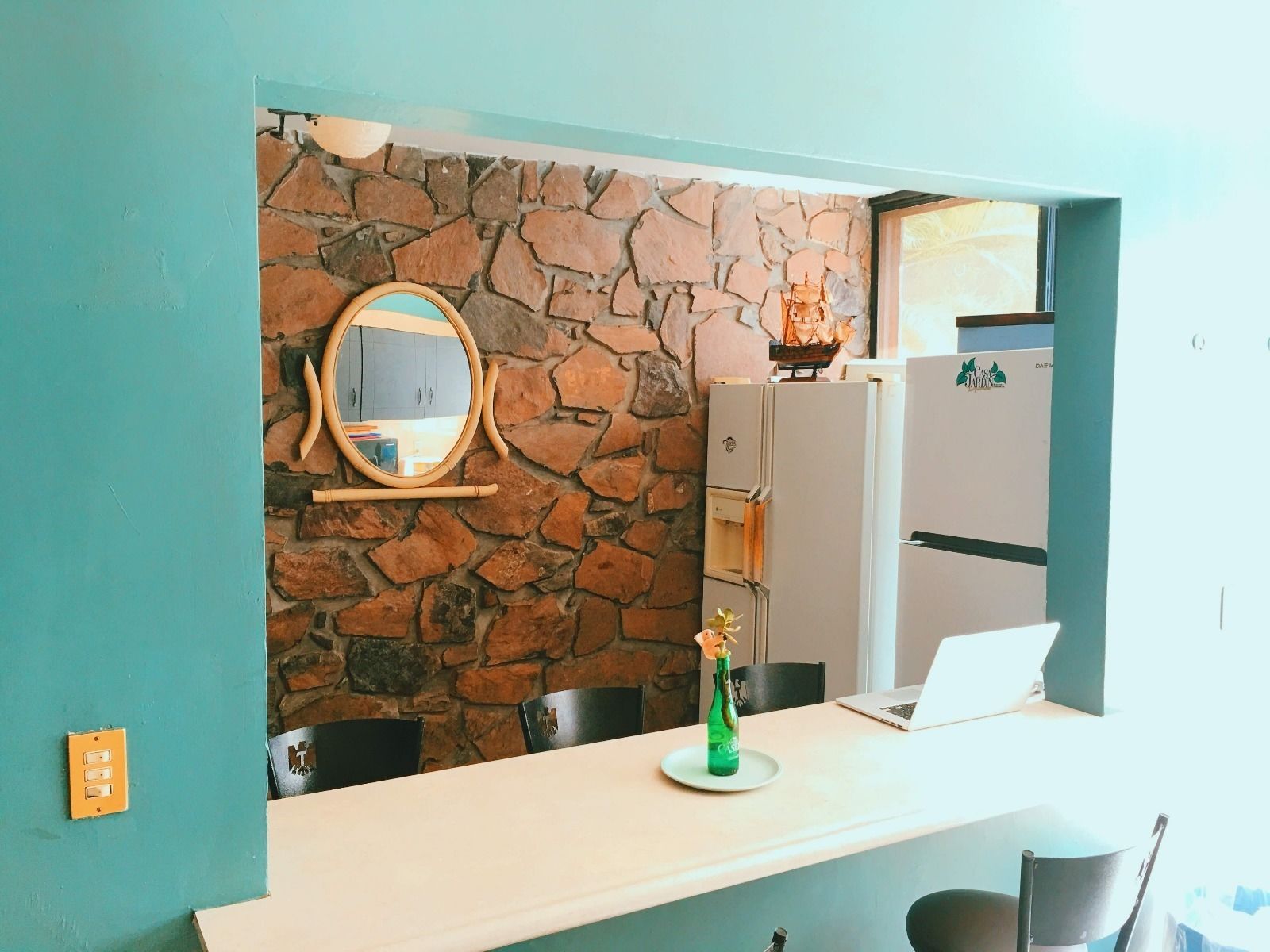 Refrigerador con congelador, microondas, horno y parrilla de estufa 