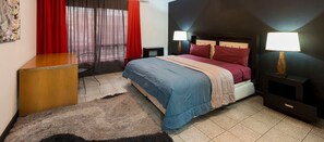 Habitación económica, 1 cama King size | Edredón, decoración personalizada, muebles diferentes y escritorio 