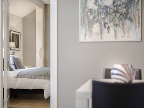 1 habitación, tabla de planchar con plancha y cuna de viaje 