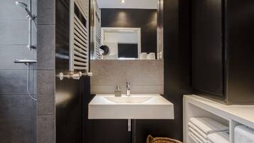 Douche, sĂšche-cheveux, serviettes fournies, savon