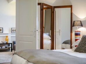 1 quarto, ferros/tábuas de passar roupa, berço de viagem