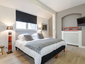 1 bedroom, iron/ironing board, travel cot, free WiFi