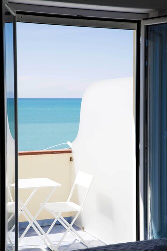 B&B Il Capitano with sun beds and umbrellas for the sea