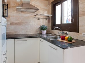 Kjøleskap, mikrobølgeovn, ovn og oppvaskmaskin