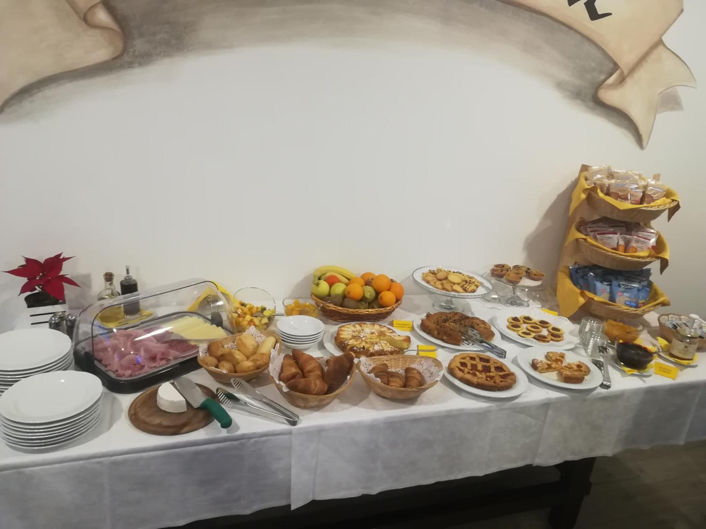 Une table de buffet avec divers plats et ustensiles.