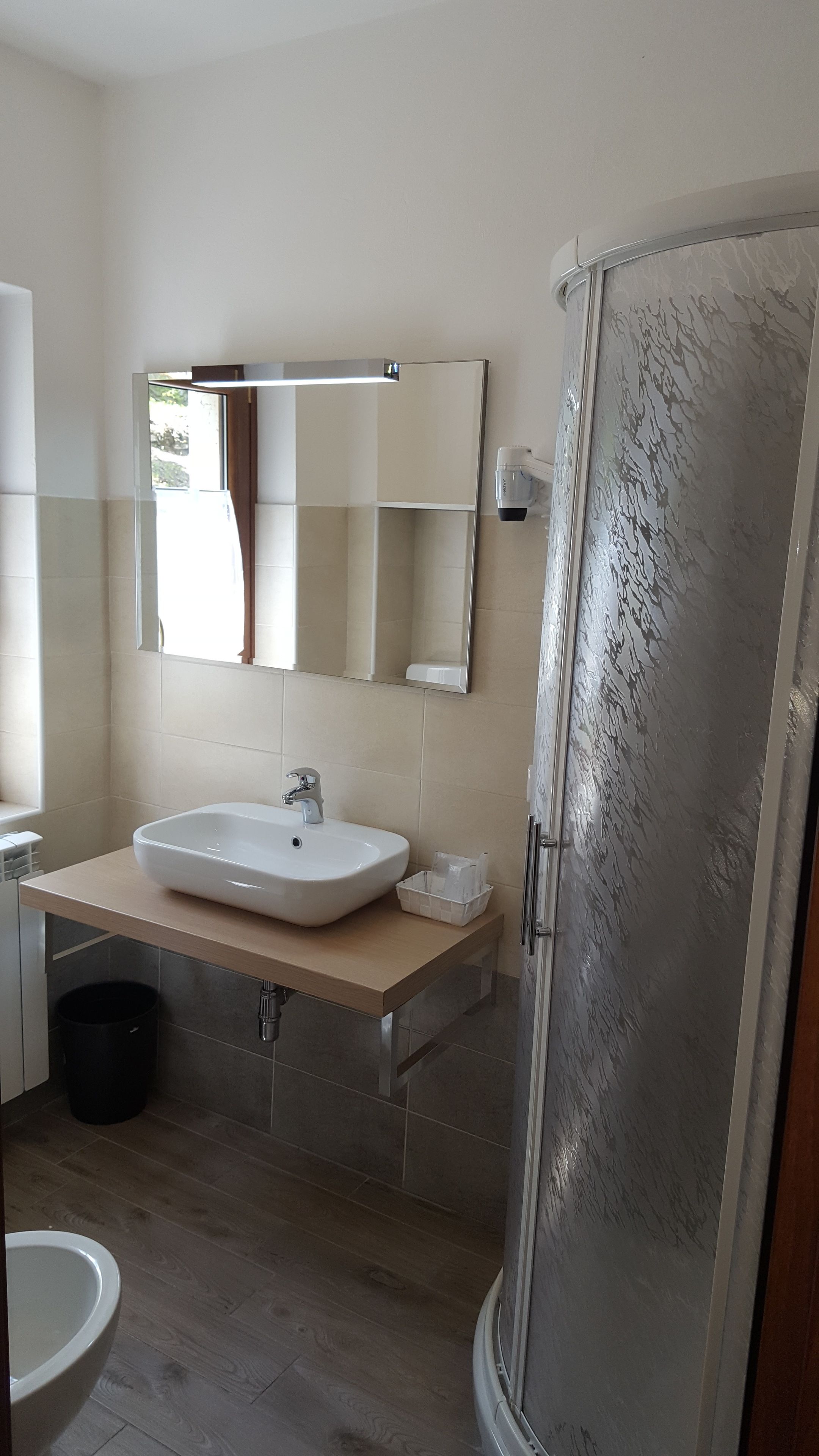 Dreibettzimmer, Mehrere Betten | Badezimmer | Dusche, Regendusche, Haartrockner, Bidet