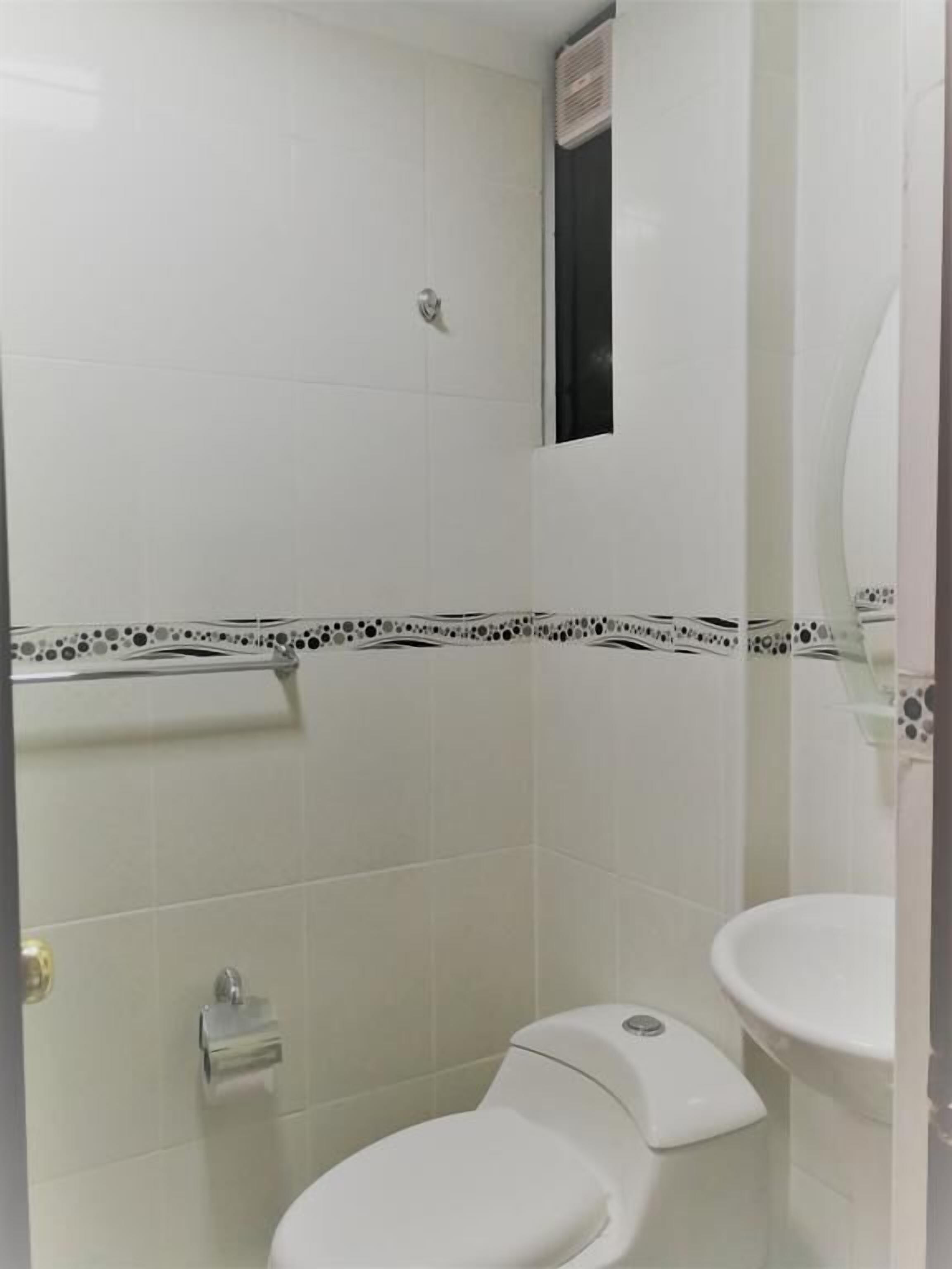 Pancuran mandi, kelengkapan dandanan diri percuma, tuala disediakan 