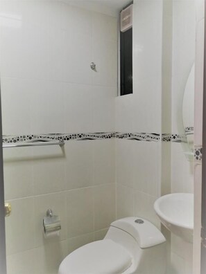 Buồng tắm vòi sen, đồ dùng nhà tắm miễn phí, khăn tắm, xà phòng