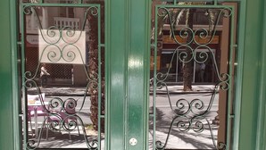 A green door with decorative ironwork and a brass handle. - COLLECTION Bed & Breakfast, Centro Alicante I Cocina & Terraza - Jardín  (Alicante)