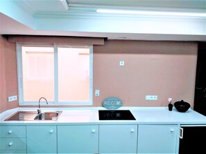 22-Zoll-Flachbildfernseher mit Satellitenempfang, Fernseher, Bücher