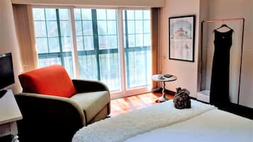 Comfort Triple Room, 1 Queen Bed with Sofa bed, Private Bathroom, City View