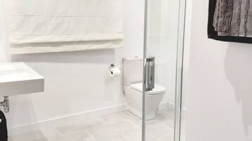 Comfort Double Room, 2 Katil Bujang (Single), Ensuite | Bilik Mandi | Pancuran mandi, pengering rambut, tuala disediakan