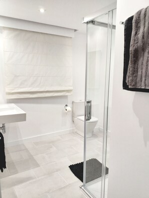 Habitación Confort doble, 2 camas individuales, baño privado | Baño | Ducha, secador de pelo y toallas