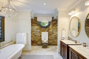 Produtos de toalete grátis, secador de cabelo, roupões de banho 