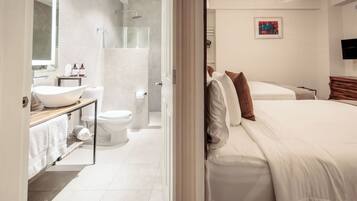 Comfort Quadruple Room | Bilik Mandi | Pancuran mandi, kelengkapan dandanan diri percuma, tuala disediakan