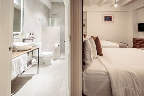 コンフォート 4 人部屋 | バスルーム | シャワー、バスアメニティ (無料)、タオル、石鹸