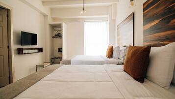 Habitación cuádruple Confort | Ropa de cama de alta calidad y decoración personalizada