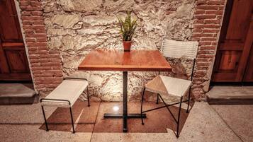 Habitación cuádruple Confort | Área de sala de estar | Televisión de pantalla plana