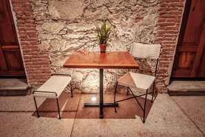 Comfort Quadruple Room | Living area | Flat-screen TV