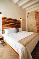 Comfort Room, 1 King Bed | Premium bedding, individually decorated, individually furnished