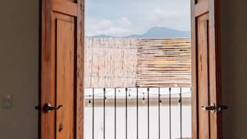 Habitación cuádruple Confort | Ropa de cama de alta calidad y decoración personalizada