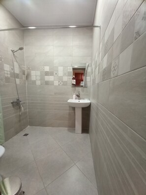 ห้องสแตนดาร์ดดับเบิล | ห้องน้ำ | ฝักบัว, ของใช้ในห้องน้ำเป็นมิตรต่อสิ่งแวดล้อม