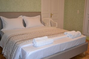 Kahden hengen standard-huone | Silitysrauta/-lauta, ilmainen Wi-Fi, vuodevaatteet