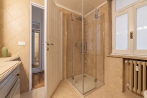 Dusche, Haartrockner, Bidet, Handtücher