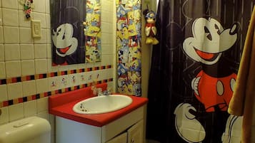 Ensemble douche/baignoire, serviettes fournies, papier toilette