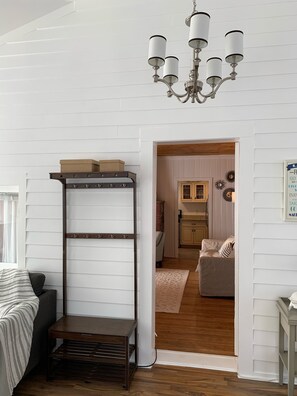 2 bedrooms, iron/ironing board, WiFi, bed sheets - Glamorous cottage-glamping at Sebago Lake (Sebago)
