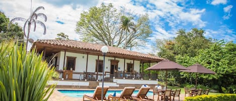 Kolam renang outdoor, dengan kursi berjemur