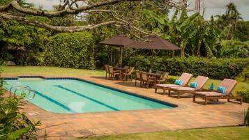 حمّام سباحة خارجي، مقاعد للتشمس